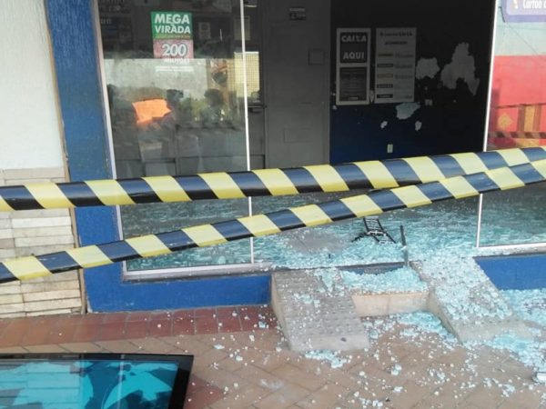 Vidraça da lotérica de Brejinho foi quebrada pelos criminosos — Foto: Redes sociais