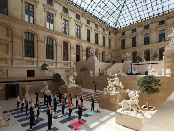 Pessoas se exercitam no Museu do Louvre
 23/4/2024    REUTERS/Stephanie Lecocq