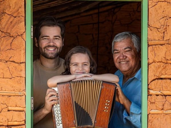 luizinho-e-familia Luizinho Calixto com o neto e o filho, Thiago Calixto. O legado do pai segue firme no livro “Puxando o fole: a sanfona de 8 baixos e a alma do Nordeste”, de autoria dele. Obra que deve ser lançada ainda este ano. Três gerações ligadas pelo som do fole, respeito e memória — Foto: Roxanny Fotografia / Reprodução Instagram