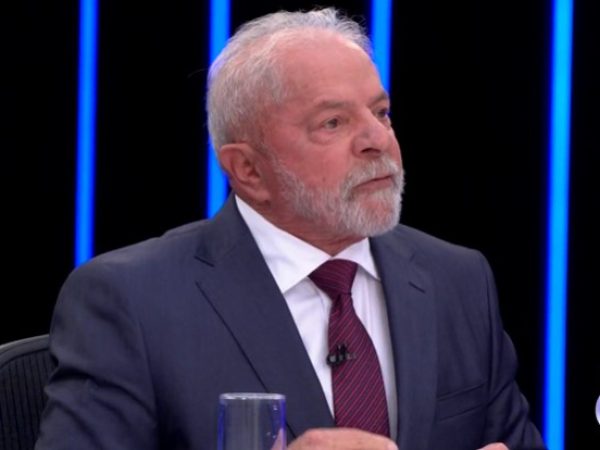 Lula começou a entrevista nervoso, com a perna balançando, o rosto fechado, mas aproveitou o treinamento que Jair Bolsonaro, por arrogância, dispensou na véspera do JN. — Foto: Divulgação