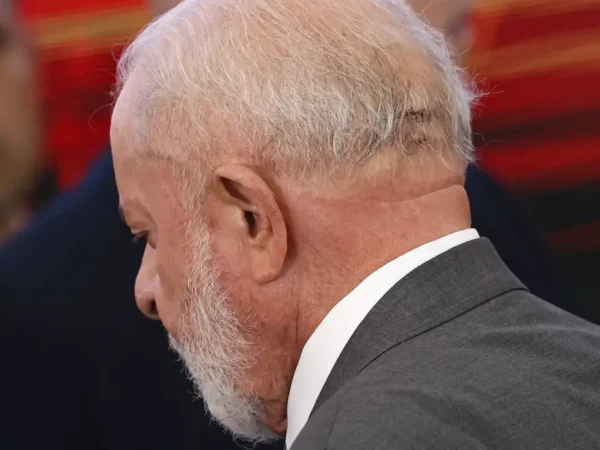 Brasília (DF), 25/10/2024 - Ferimento na cabeça do presidente Luiz Inácio Lula da Silva, que participa de cerimônia de assinatura do novo acordo de repactuação da reparação dos danos da tragédia de Mariana (MG). Foto: Marcelo Camargo/Agência Brasil