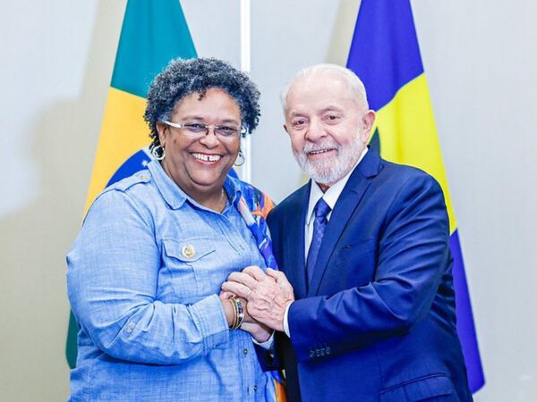 Lula e primeira-dama de Barbados, Mia Mottley, debatem sobre mudanças climáticas, na Guiana.
