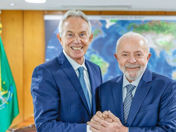 Lula e Tony Blair, ex-primeiro-ministro do Reino Unido, reúnem-se no Palácio do Planalto
