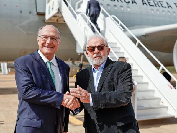 Brasília (DF), 27.11.2023 - Presidente Lula tranfere o cargo ao vice Geraldo Alckmin, ao embarcar para Riade, Arábia Saudita, de onde segue para Doha, onde participa da COP 28. Foto: Ricardo Stuckert/PR