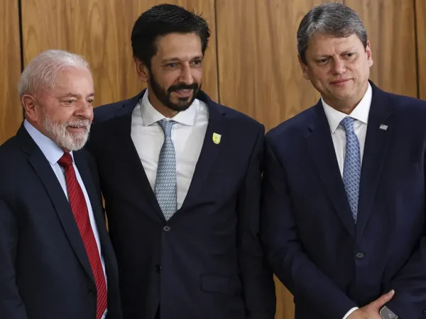 Brasília (DF), 29/11/2024 - O presidente Luiz Inácio Lula da Silva, o prefeito de São Paulo, Ricardo Nunes, e o governador de São Paulo, Tarcísio de Freitas, durante cerimônia para assinatura de contratos de financiamento do BNDES para infraestrutura e mobilidade urbana de São Paulo. Foto: Marcelo Camargo/Agência Brasil