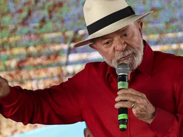 Salgueiro (PE), 28/05/2025 - O presidente da República, Luiz Inácio Lula da Silva, participa da cerimônia de assinatura da ordem de serviço, no valor de R$ 491,3 milhões, para duplicar a capacidade de bombeamento de água em todo o Eixo Norte do PISF, nas estações de bombeamento intermunicipais EBI1, em Cabrobó (PE), EBI2 em Terra Nova (PE) e EBI3 em Salgueiro (PE). Foto: Marcelo Camargo/Agência Brasil