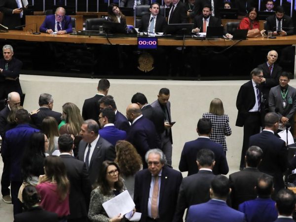 Brasília - 21/10/2025 -Câmara aprova urgência para projeto que impede cobrança por bagagem de mão em voos. Foto: Lula Marques/ Agência Brasil.