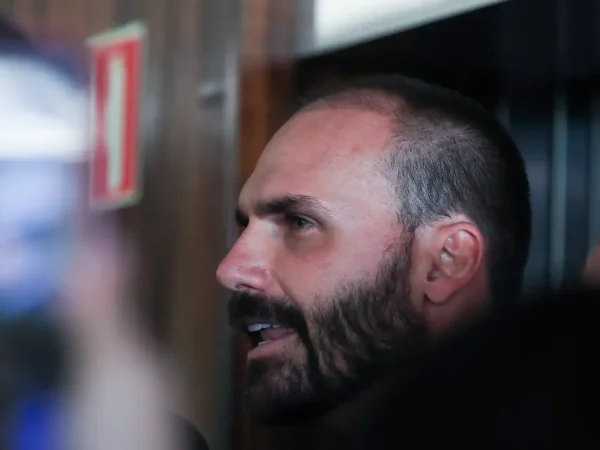 Brasília (DF) 19/11/2024 Deputado Eduardo Bolsonaro durante entrevista a imprensa.  Foto Lula Marques/ Agência Brasil