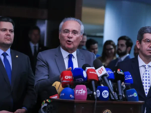 Brasília - 07/10/2025 - Presidente do Congresso, Davi alcolumbre, e senadores, Renan Calheiros (relator do IR no Senado) e Randolfe Rodrigues durante coletiva.  Foto: Lula Marques/Agência Brasil.