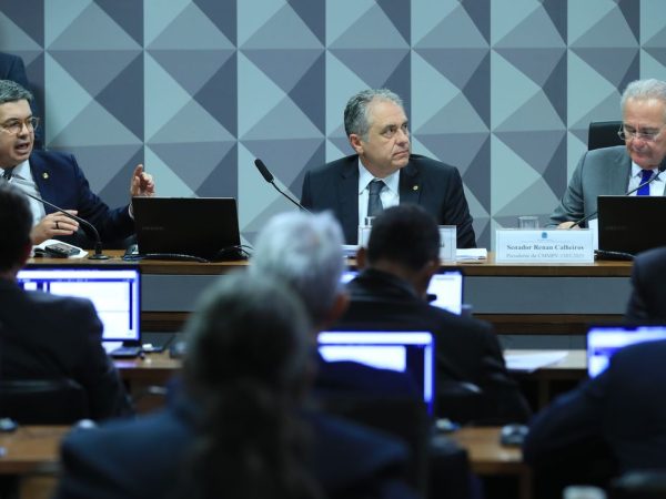 Brasília - 07/10/2025 - Reunião da Comissão Mista da Medida Provisória n° 1303  para apreciar e votar o parecer do deputado Carlos Zarattini (PT-SP). A MP trata da tributação de aplicações financeiras ate então isentas (como LCA e LCI) e de criptomoedas.Foto: Lula Marques/Agência Brasil.