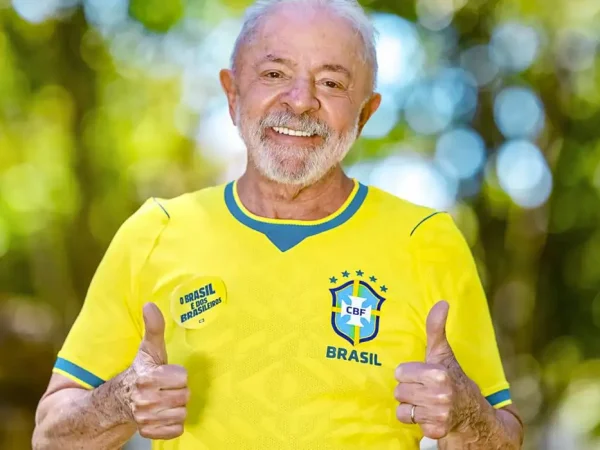 06.06.2026 - Presidente da República, Luiz Inácio Lula da Silva, posa para retrato com a camisa da Seleção Brasileira de futebol, na Granja do Torto. Brasília - DF.  Foto: Ricardo Stuckert / PR