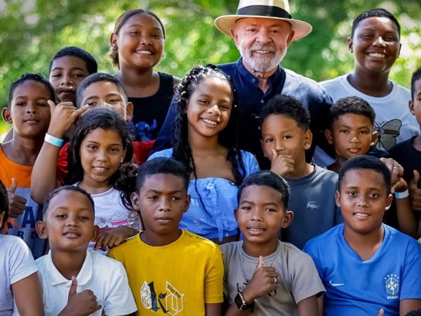 Brasília (DF), 05/04/2026 - FOTO DE ARQUIVO - Presidente da República, Luiz Inácio Lula da Silva, acompanhado de crianças. Foto: Ricardo Stuckert/PR