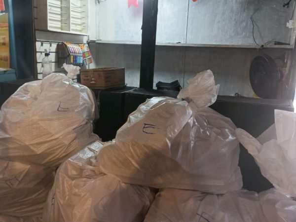 Maços de cigarros apreendidos no Alecrim, na Zona Leste de Natal — Foto: Divulgação/PF