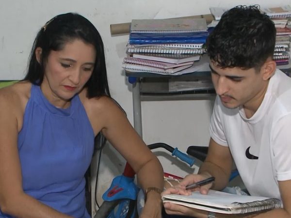 Depois do trabalho e atividades domésticas, mãe estuda com filhos para o Enem — Foto: TV Paraíba / Reprodução