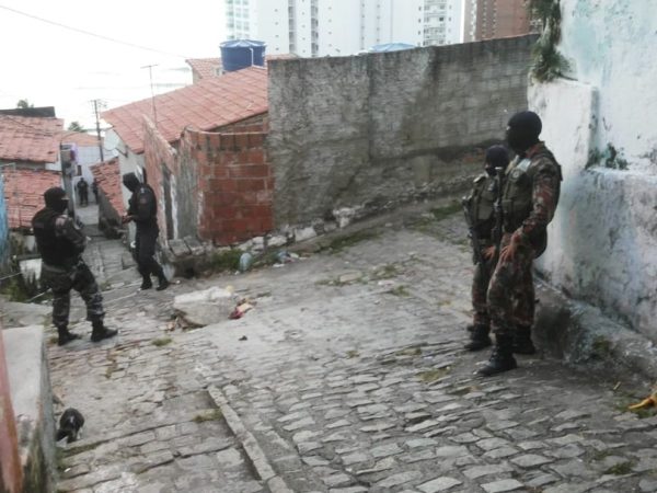 Ação foi realizada nas primeiras horas da manhã desta terça-feira (17). Cinco pessoas foram detidas e drogas apreendidas (Foto: PM/Divulgação)