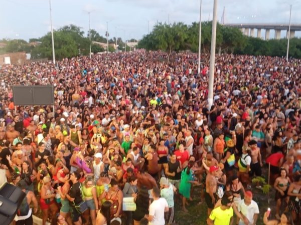 Multidão acompanha trio na Redinha, em Natal — Foto: Magnus Nascimento/Prefeitura de Natal