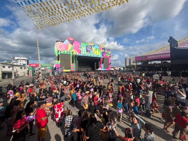 Maior quadrilha junina do Brasil, em Campina Grande, na Paraíba — Foto: Bruna Couto / g1