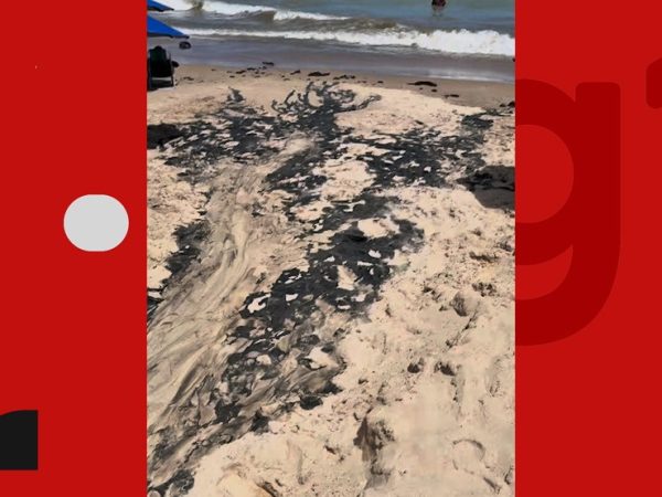 Mancha de água escura é registrada na orla de João Pessoa; Operação notifica estabelecimentos — Foto: Movimento Esgotei