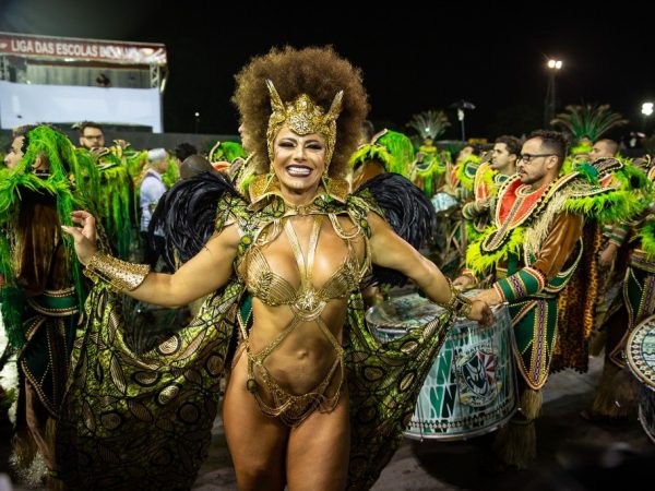 Atriz Viviane Araújo desfila pela Mancha Verde no sambódromo — Foto: Fabio Tito/G1