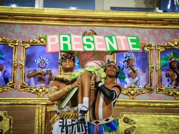 Homenagem à Marielle Franco, citada no samba-enredo, na comissão de frente da Mangueira — Foto: Rodrigo Gorosito/G1
