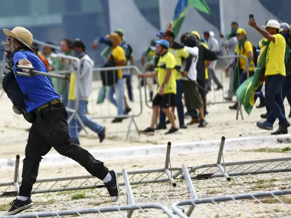 Manifestantes invadem Congresso, STF e Palácio do Planalto.