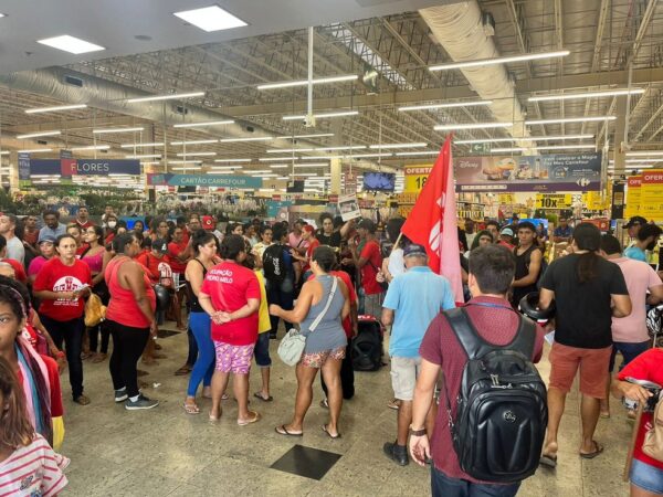 Manifestantes ocupam supermercado na Zona Norte de Natal — Foto: Vinícius Marinho/Inter TV Cabugi