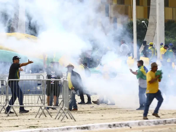 Manifestantes invadem Congresso, STF e Palácio do Planalto.