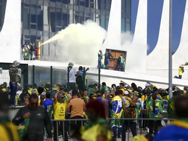 Manifestantes invadem Congresso, STF e Palácio do Planalto.