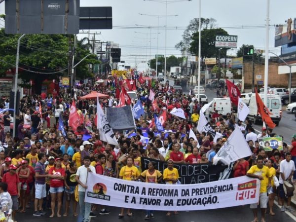 Grupo de manifestantes se reuniu no cruzamento ente as avenidas Bernardo Vieira e Senador Salgado Filho, e saiu em caminhada — Foto: Pedro Vitorino