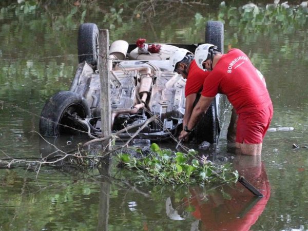 Carro caiu dentro do Rio Mossoró, região Oeste potiguar, na madrugada deste sábado (2); três pessoas morreram (Foto: Marcelino Neto/O Câmera)