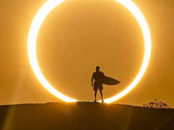Ítalo Ferreira no eclipse solar anular no interior do RN — Foto: Marcelo Maragni/Red Bull