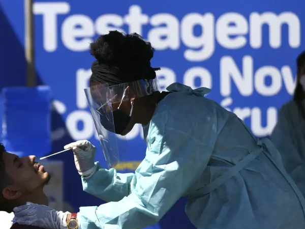 Teste do Plano Nacional de Testagem para a Covid-19, na Feira dos Importados, em Brasília.