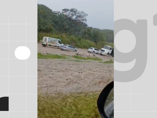 Barragem rompe e água invade km 115 da BR-101, na Paraíba — Foto: Reprodução redes sociais.