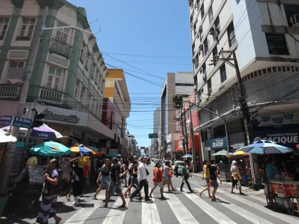 Fortaleza (CE), 19/12/2025 - Pessoas caminhas nas ruas do centro de Fortaleza. Foto: Prefeitura de Fortaleza/Divulgação