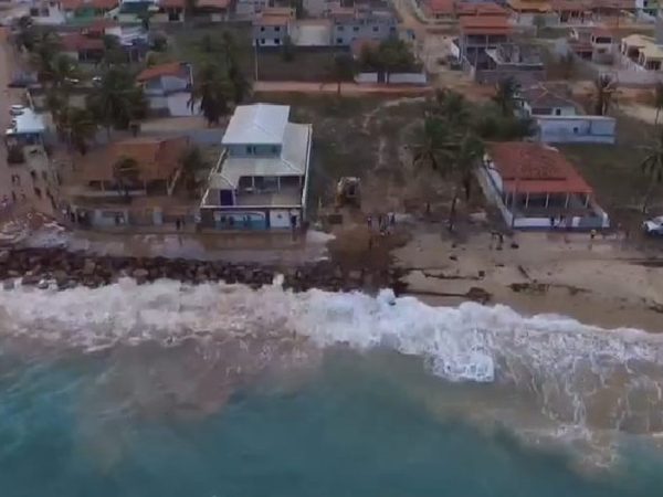 Mar avança sobre rodovia em Barra de Cunhaú no RN — Foto: Alexandre Gomes/Reprodução/Vídeo