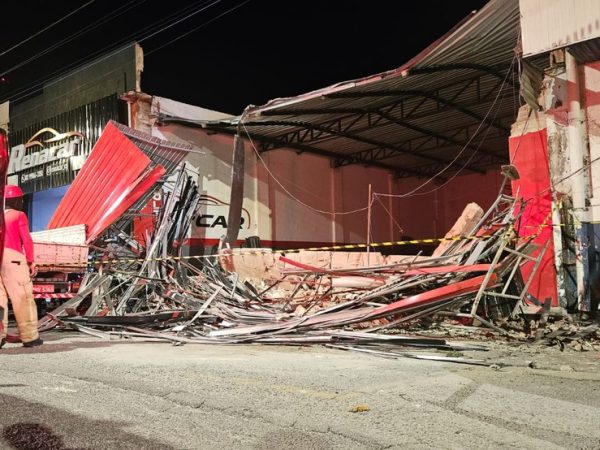 Homem morre após estrutura de loja de automóveis cair, em Campina Grande — Foto: Ademar Trigueiro/TV Paraíba