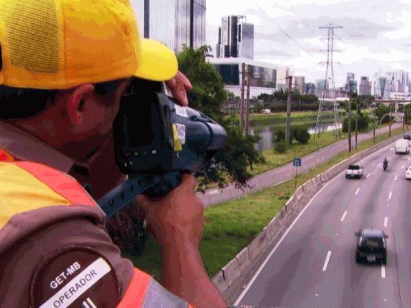 Marronzinho com radar pistola multa veículos em alta velocidade na Marginal Pinheiros (Foto: TV Globo/Reprodução)