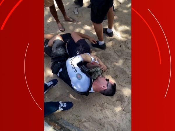 PM dá golpe 'mata-leão' em ambulante durante operação na orla de João Pessoa — Foto: Reprodução