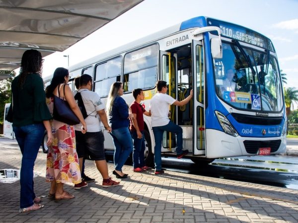 Ônibus do transporte público de João Pessoa recebe passageiros na Lagoa, no Centro. — Foto: Divulgação/Sintur-JP