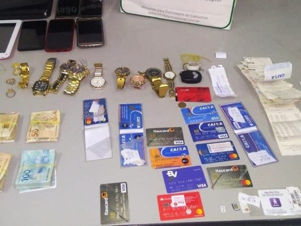 Entre os objetos apreendidos em Cidade Verde, estão vários cartões de crédito, R$ 12.500 em dinheiro, celulares e relógios (Foto: Polícia Civil do RN/Divulgação)