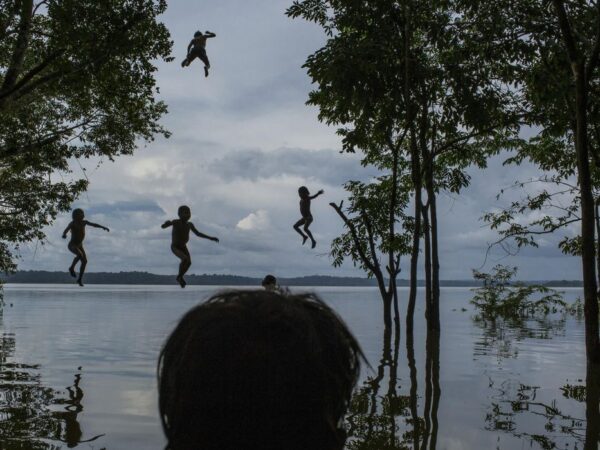Foto do brasileiro Mauricio Lima, 2º lugar na categoria Vida Cotidiana do World Press Photo 2016. Imagem retrata grupo de crianças da tribo Munduruku brincando no Rio Tapajós, no Pará