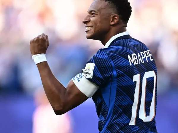 Kylian Mbappé comemora seu gol de pênalti na vitória da França contra o Paraguai