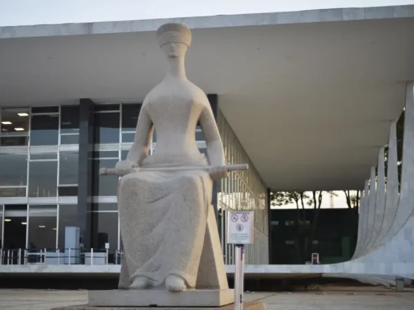 Fachada do Supremo Tribunal Federal (STF) com estátua A Justiça, de Alfredo Ceschiatti, em primeiro plano.