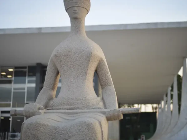 Fachada do Supremo Tribunal Federal (STF) com estátua A Justiça, de Alfredo Ceschiatti, em primeiro plano.