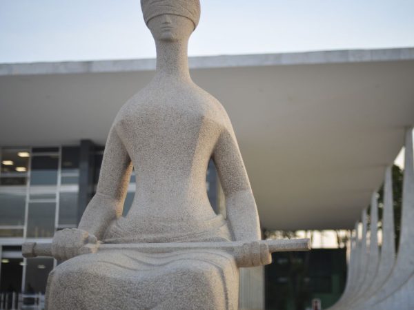 Fachada do Supremo Tribunal Federal (STF) com estátua A Justiça, de Alfredo Ceschiatti, em primeiro plano.