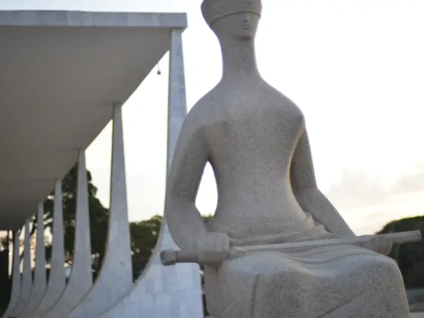 Fachada do Supremo Tribunal Federal (STF) com estátua A Justiça, de Alfredo Ceschiatti, em primeiro plano.