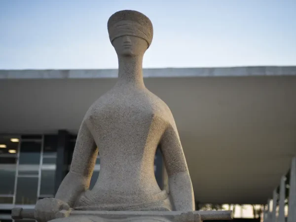 Fachada do Supremo Tribunal Federal (STF) com estátua A Justiça, de Alfredo Ceschiatti, em primeiro plano.