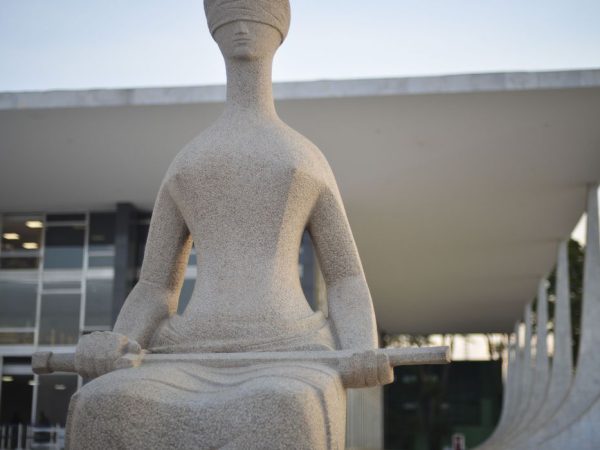 Fachada do Supremo Tribunal Federal (STF) com estátua A Justiça, de Alfredo Ceschiatti, em primeiro plano — Foto: Marcello Casal JrAgência Brasil