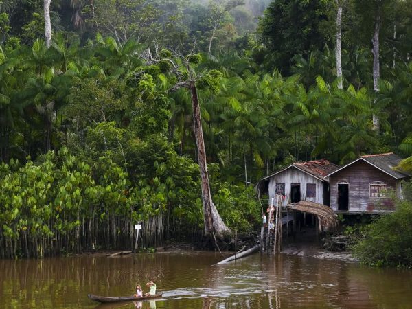Moradores de comunidades ribeirinhas do arquipélago de Marajó se aproximam do Navio Auxiliar Pará.