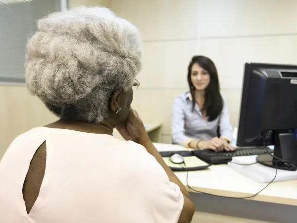 Idosos são atendidos na Central Judicial do Idoso do Tribunal de Justiça do Distrito Federal.